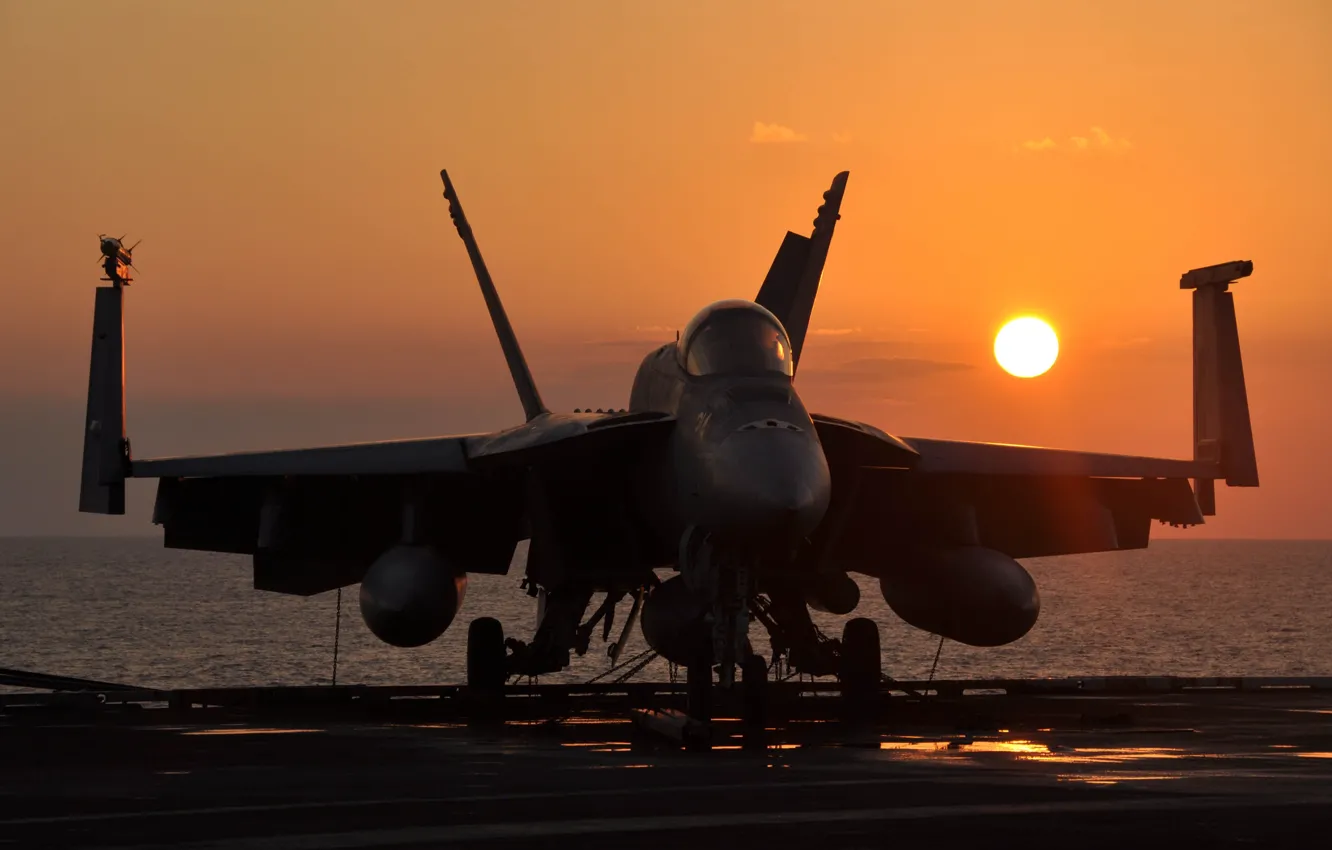 Фото обои солнце, Закат, палуба, штурмовик, американский, истребитель-бомбардировщик, палубный, Boeing F/A-18E/F Super Hornet