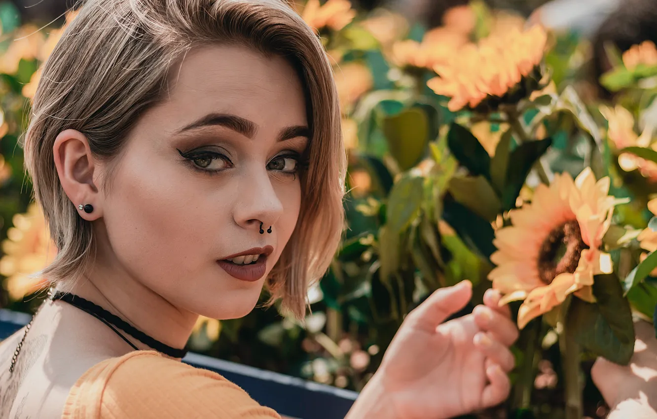 Фото обои украшения, подсолнухи, красивая девушка, beautiful girl, светлые волосы, blonde hair, sunflowers, jewelry