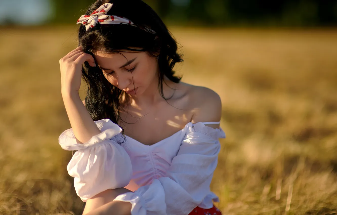 Фото обои девушка, grass, field, nature, barefoot, model, brunette, red skirt