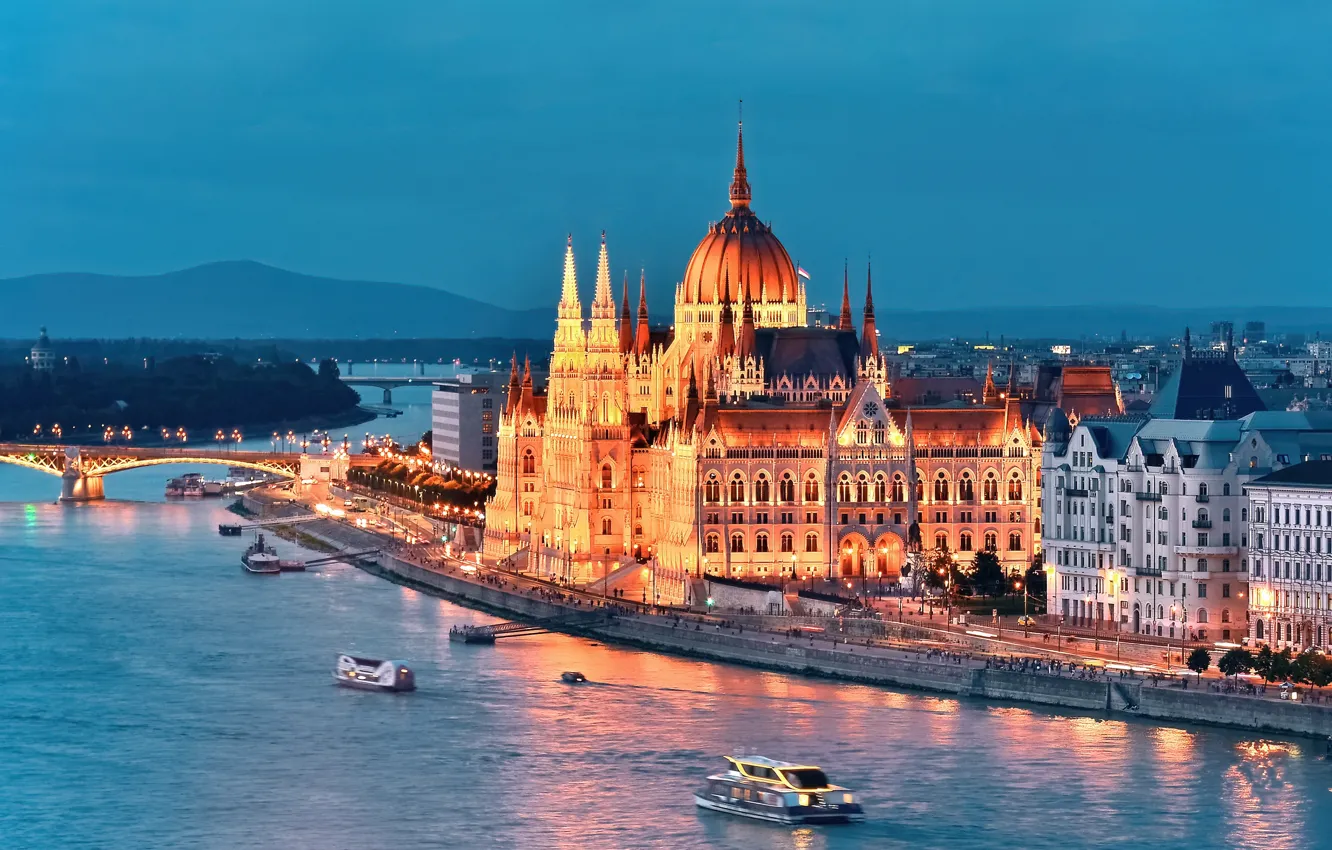 Фото обои город, река, здания, дома, освещение, Парламент, сумерки, Венгрия