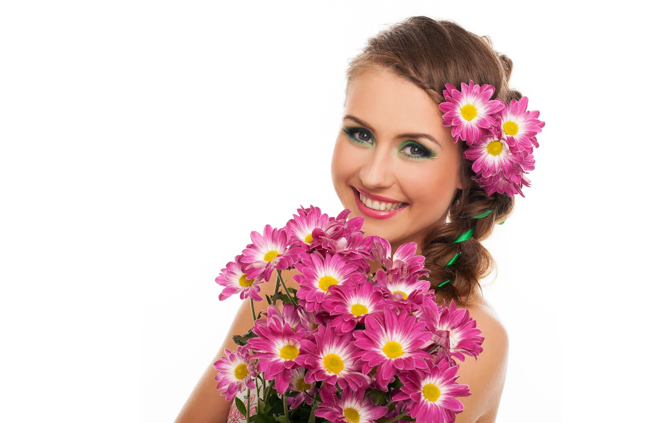 Фото обои девушка, цветы, улыбка, портрет, букет, макияж, прическа, белый фон