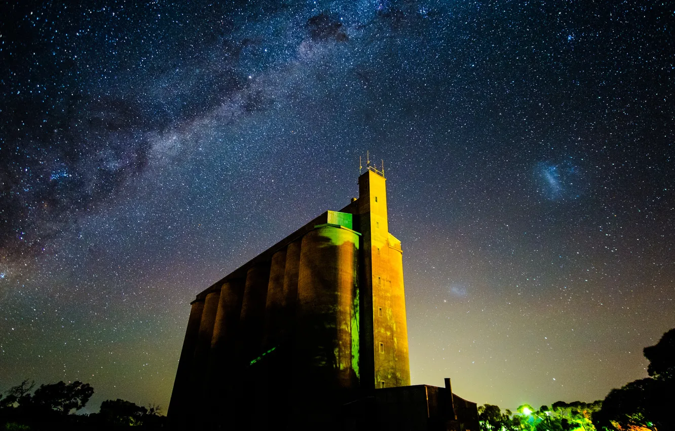 Фото обои космос, звезды, ночь, здание, млечный путь