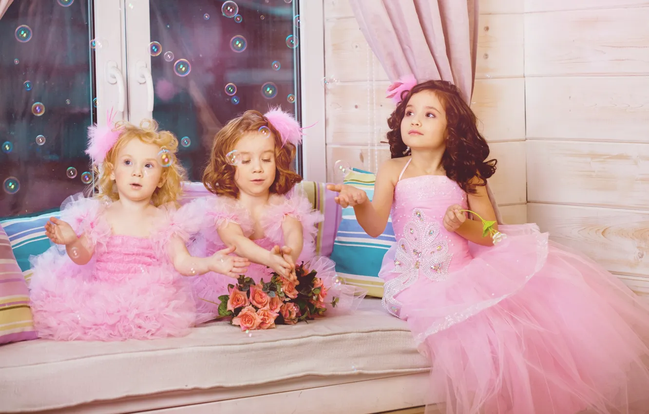 Фото обои дети, девочки, нежность, розы, окно, мыльные пузыри, bubbles, прелесть