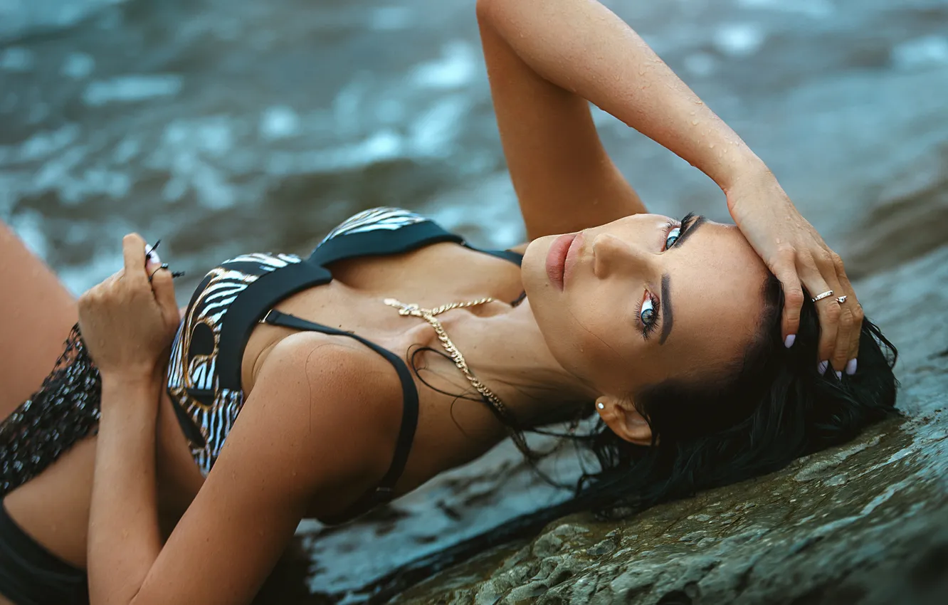 Фото обои купальник, грудь, взгляд, вода, девушка, лицо, поза, руки