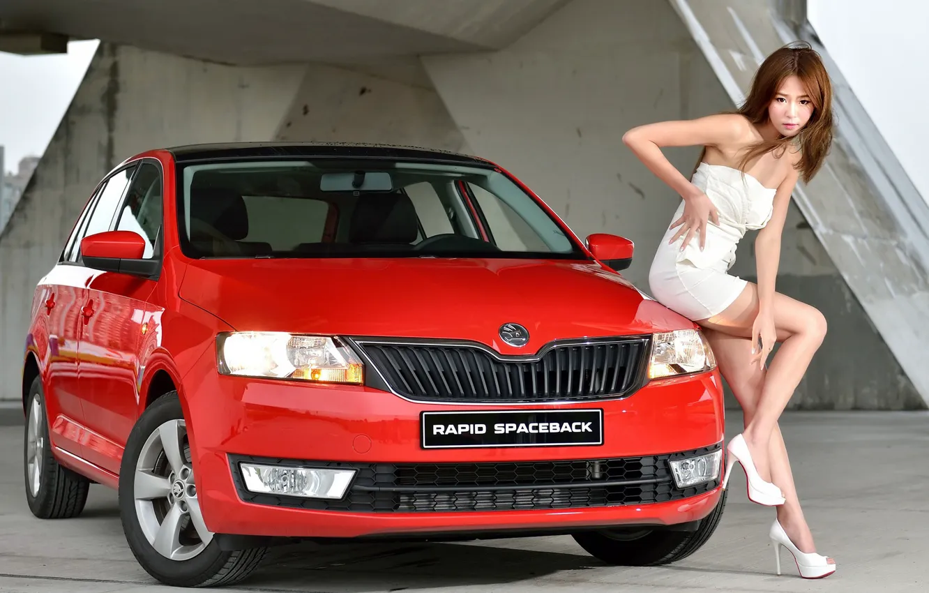 Фото обои взгляд, Девушки, азиатка, красивая девушка, Škoda, красный авто, позирует над машиной