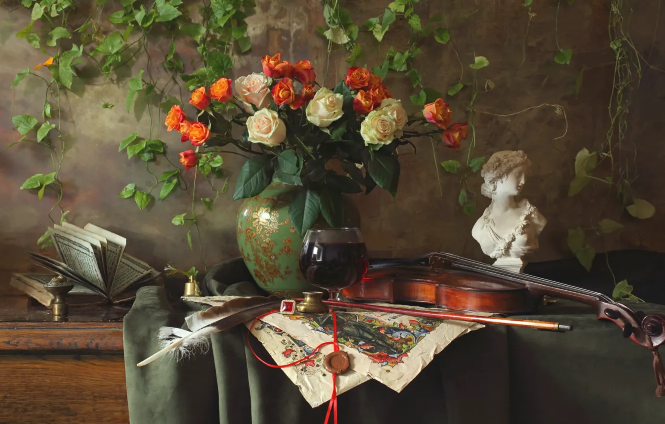 Фото обои перо, скрипка, розы, букет, книга, перстень, бюст