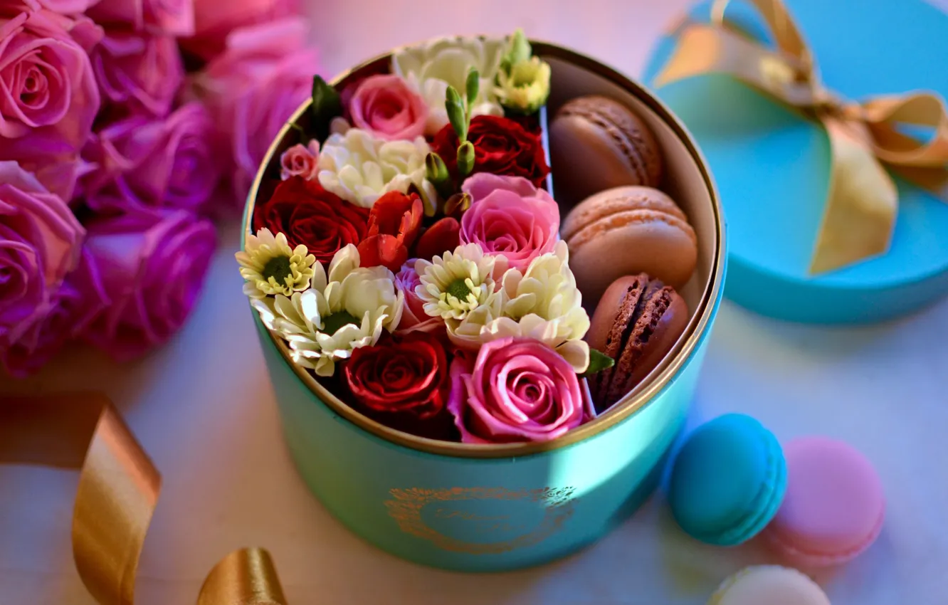 Фото обои цветы, коробка, подарок, розы, макаруны