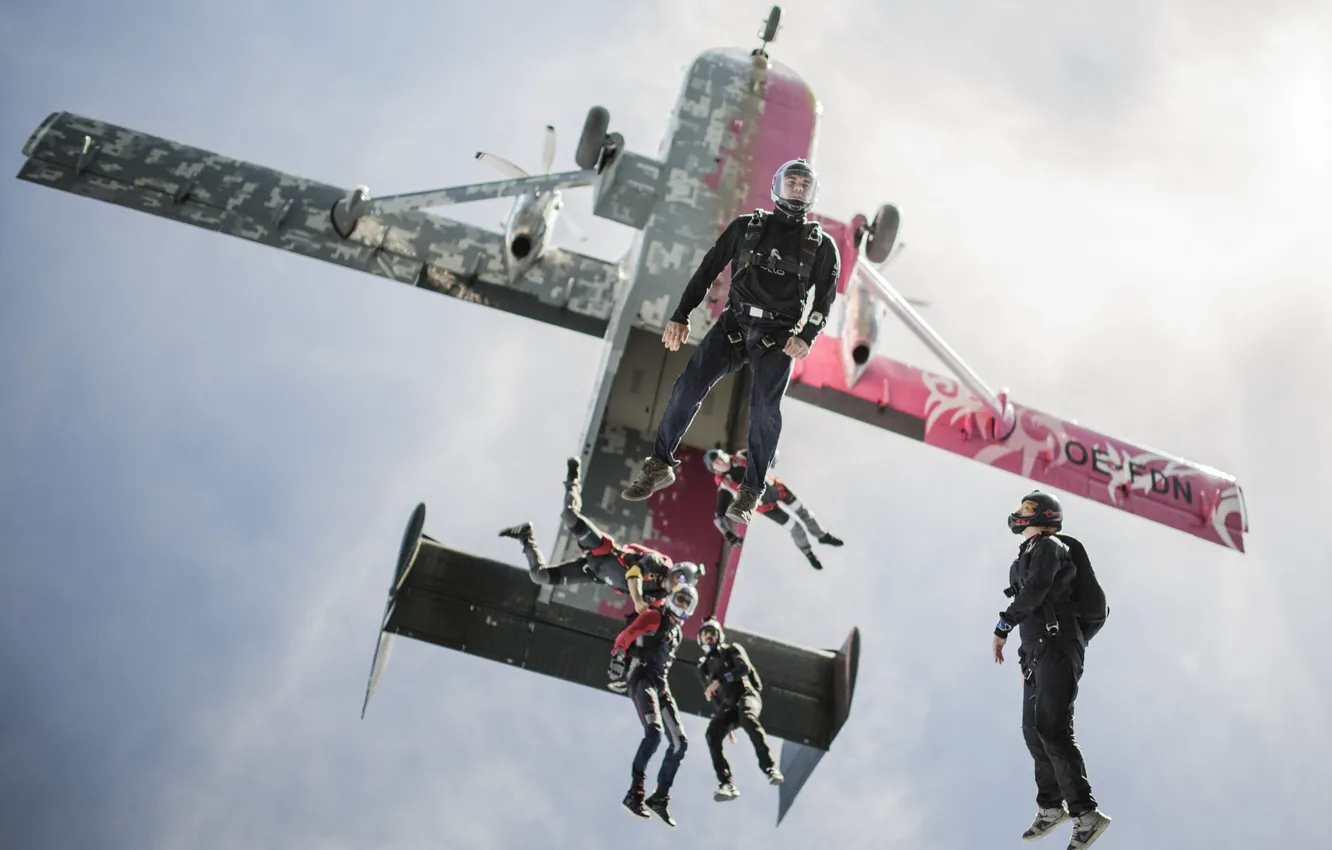 Фото обои небо, парашют, контейнер, шлем, самолёт, парашютисты, экстремальный спорт, парашютизм