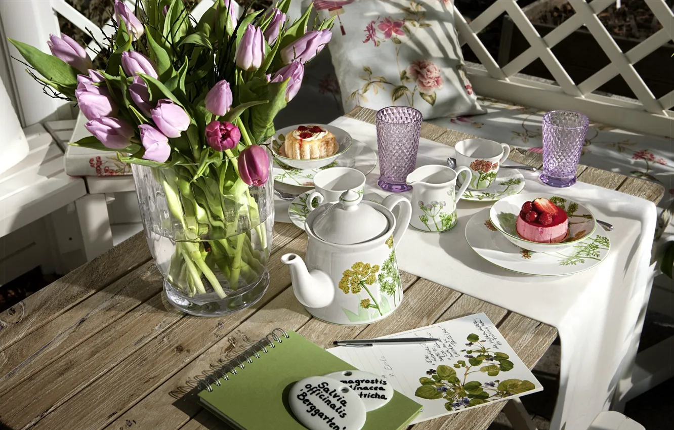 Фото обои чай, интерьер, чашки, тюльпаны, посуда, ваза, кексы