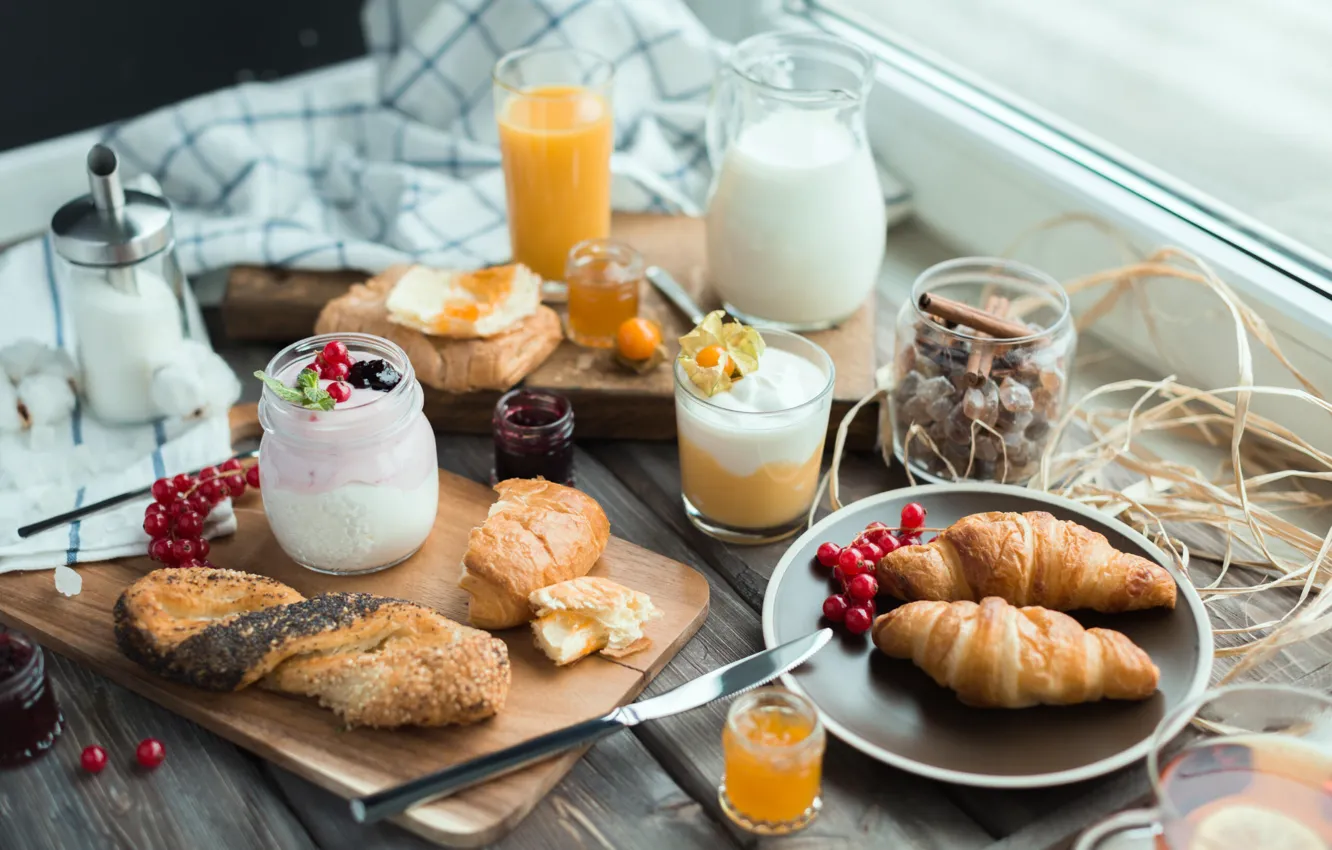Фото обои ягоды, завтрак, молоко, сок, смородина, круассан