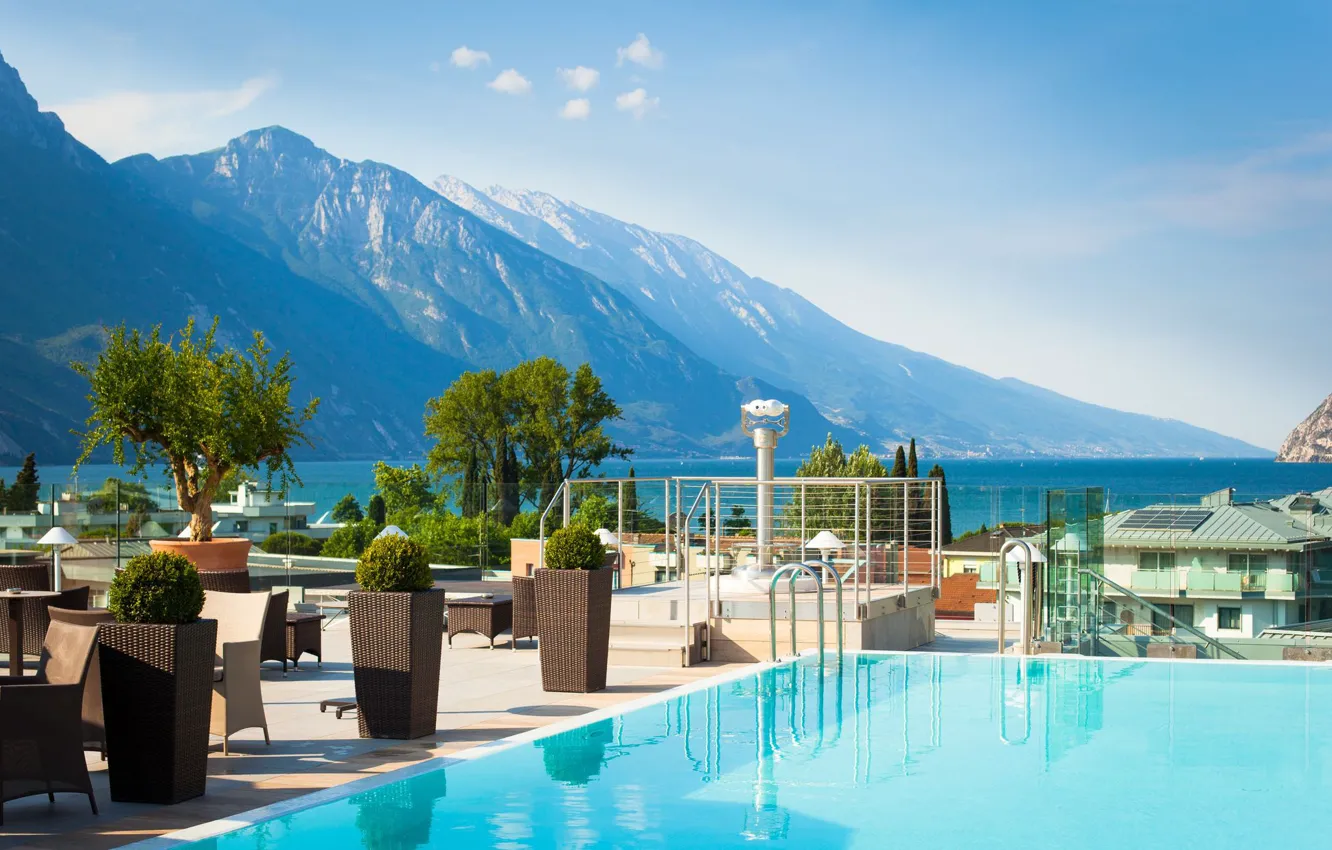 Фото обои горы, озеро, бассейн, Альпы, кафе, отель, Гарда, Riva Del Garda