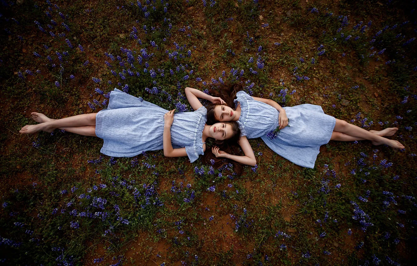 Фото обои цветы, девушки, две, босиком, сёстры, лежат, шатенки, платья