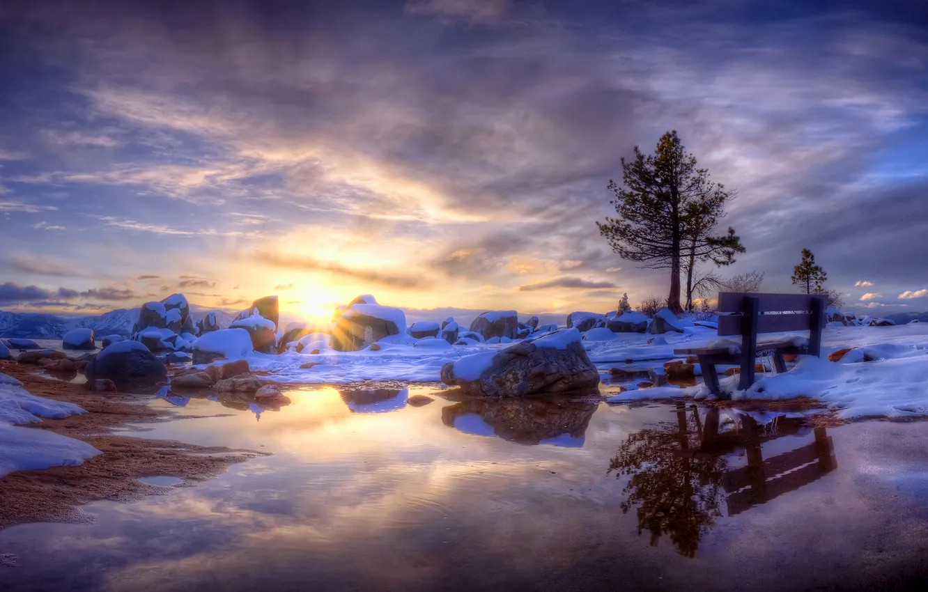 Фото обои зима, солнце, снег, лавка, источник