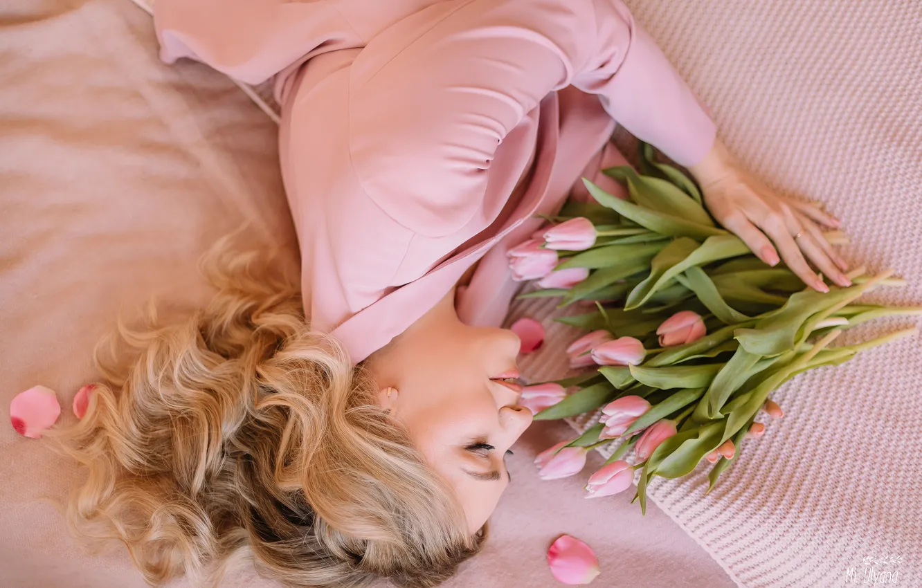 Фото обои девушка, цветы, поза, настроение, волосы, блондинка, тюльпаны, закрытые глаза