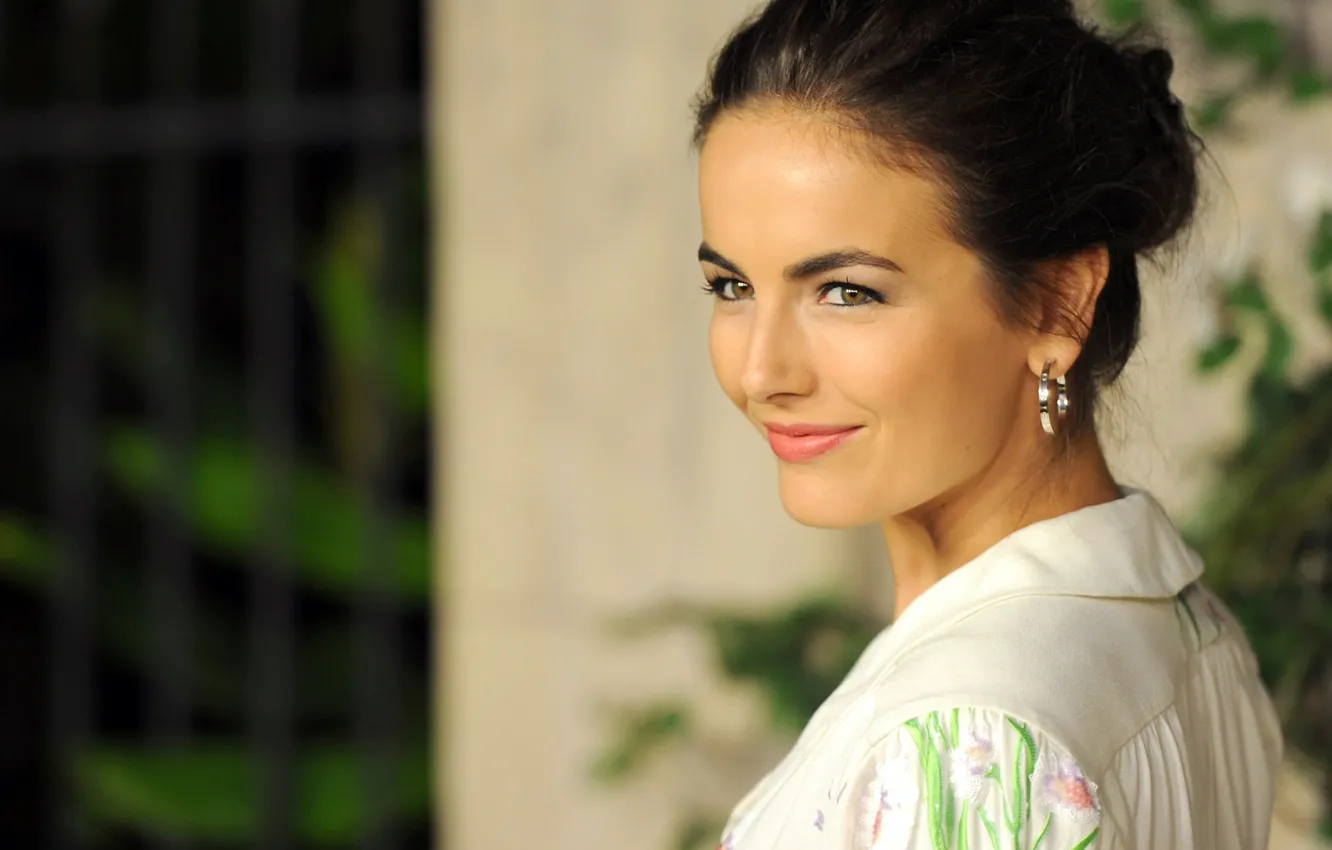 Фото обои взгляд, девушка, поза, макияж, актриса, girl, hair, Camilla Belle