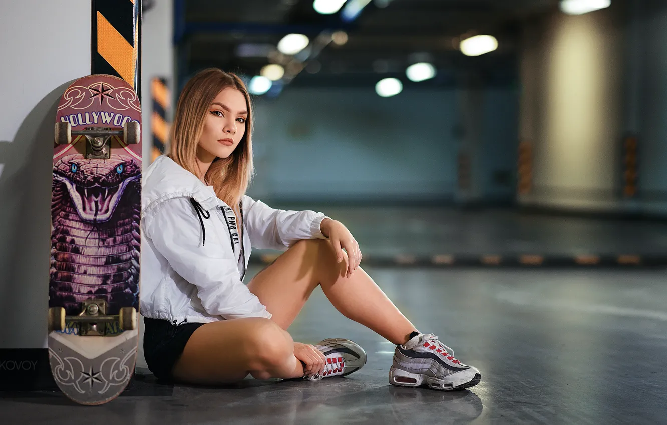 Фото обои взгляд, девушка, поза, ноги, парковка, кроссовки, скейтборд, Артём Замковой
