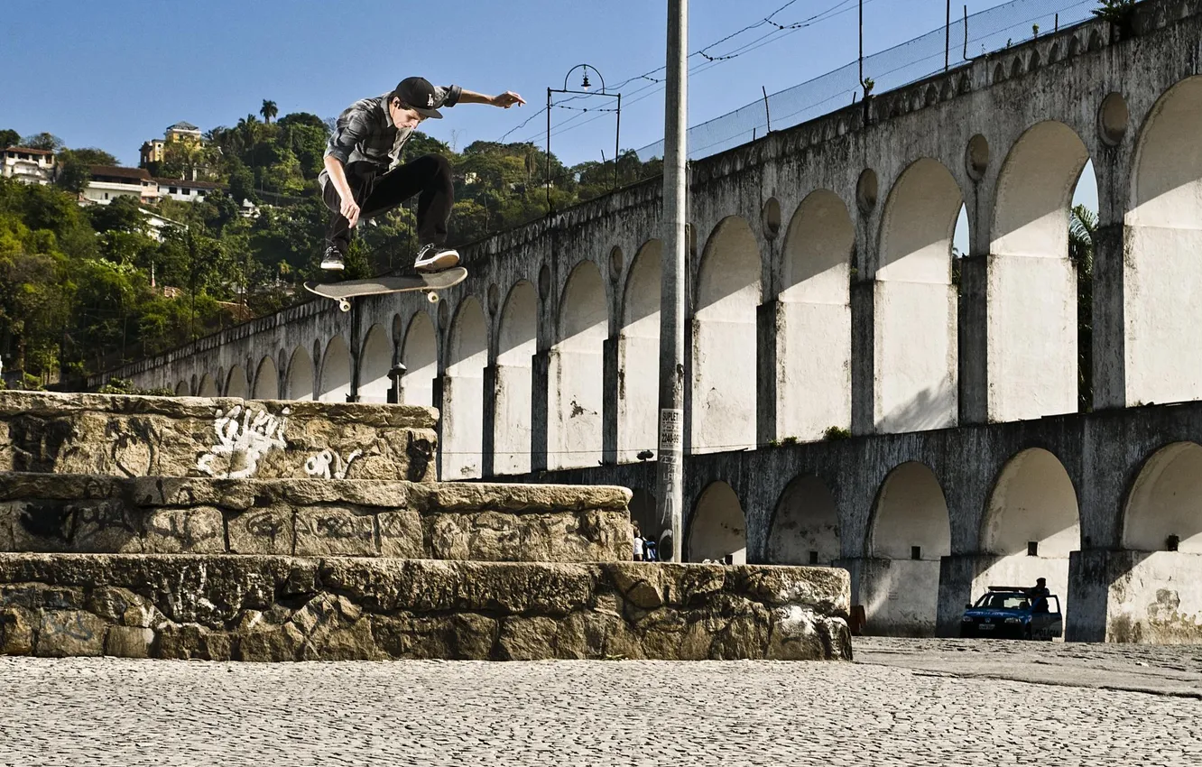 Фото обои прыжок, Бразилия, скейтбординг, Рио-де-Жанейро, скейтборд, полицейский, экстремальный спорт, Акведук Кариока