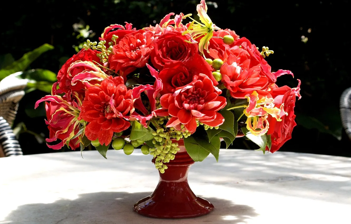Фото обои цветы, красный, розы, букет, ваза, глориоза, георгины