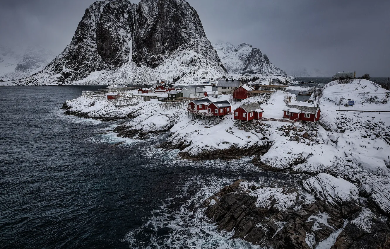 Фото обои зима, снег, горы, камни, пасмурно, скалы, Норвегия, залив