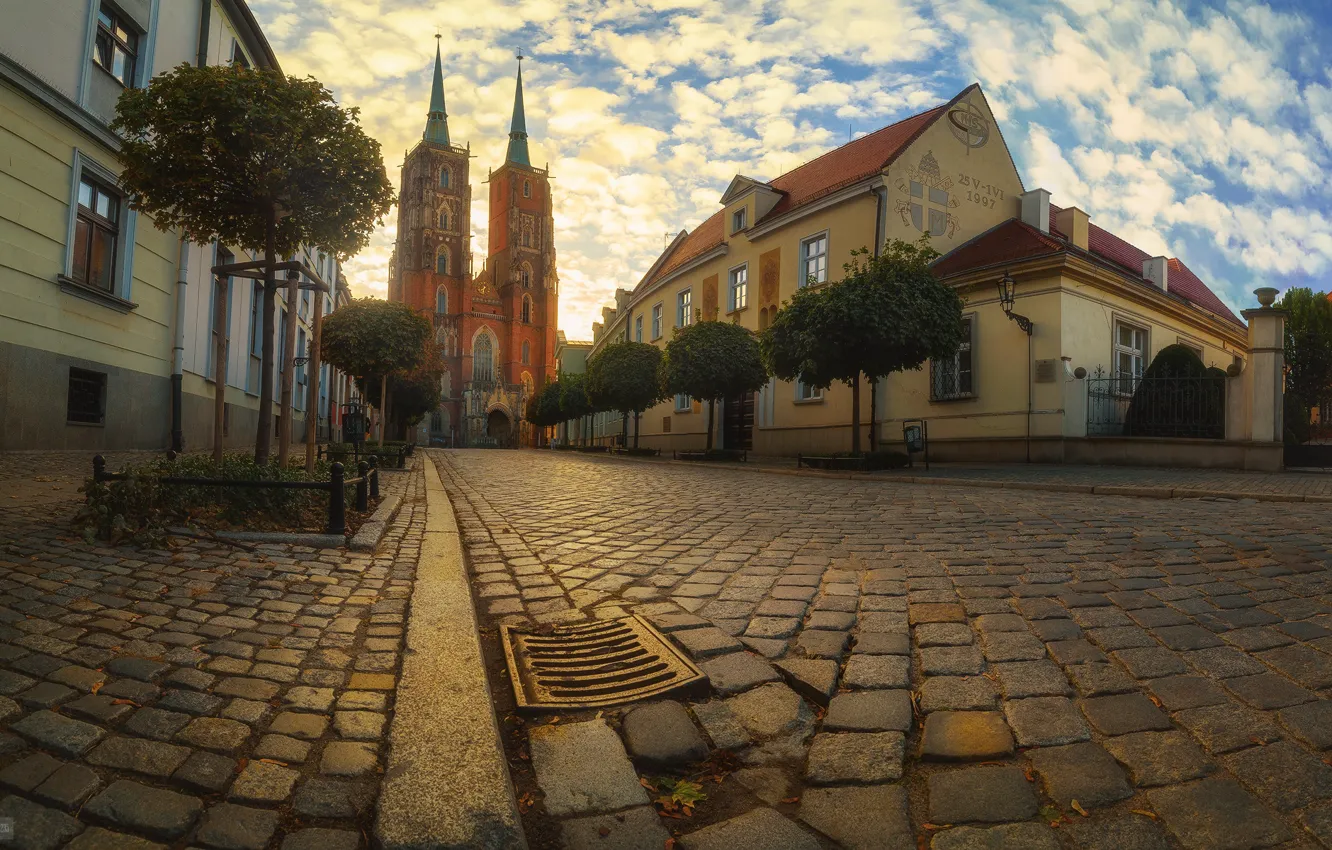 Фото обои город, улица, дома, Польша, церковь, мостовая, Вроцлав