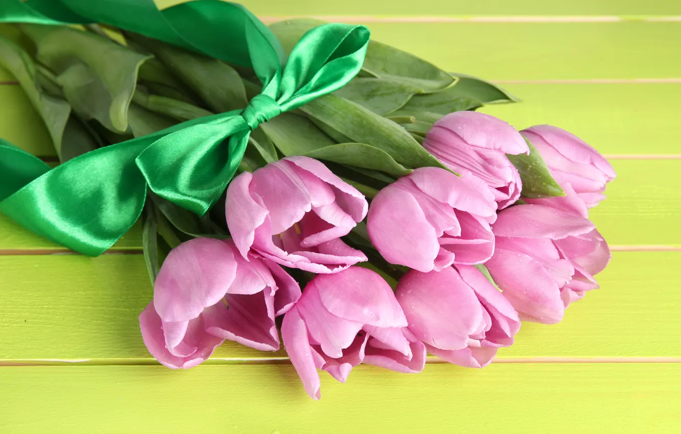 Фото обои цветы, букет, лента, тюльпаны, розовые, wood, pink, flowers