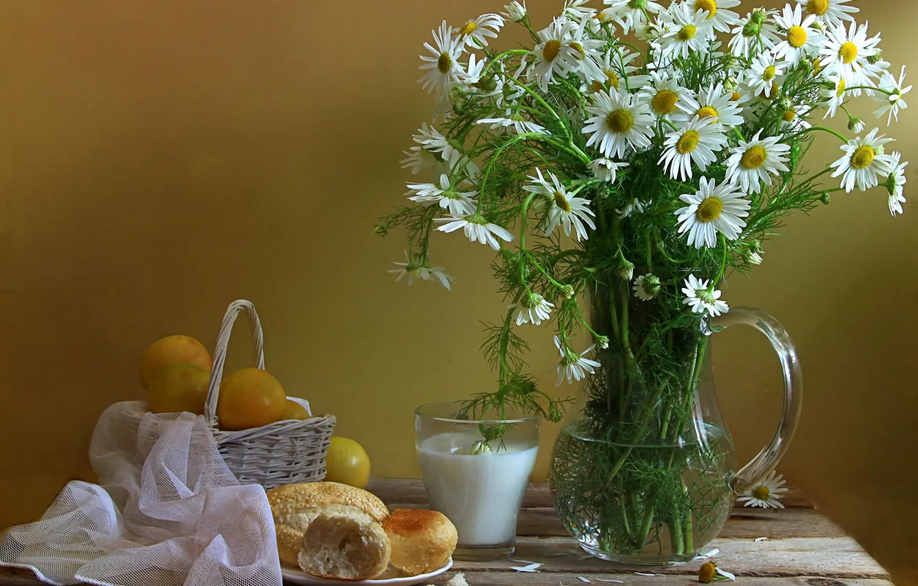 Фото обои цветы, стакан, ромашки, молоко, кувшин, натюрморт, корзинка, сливы