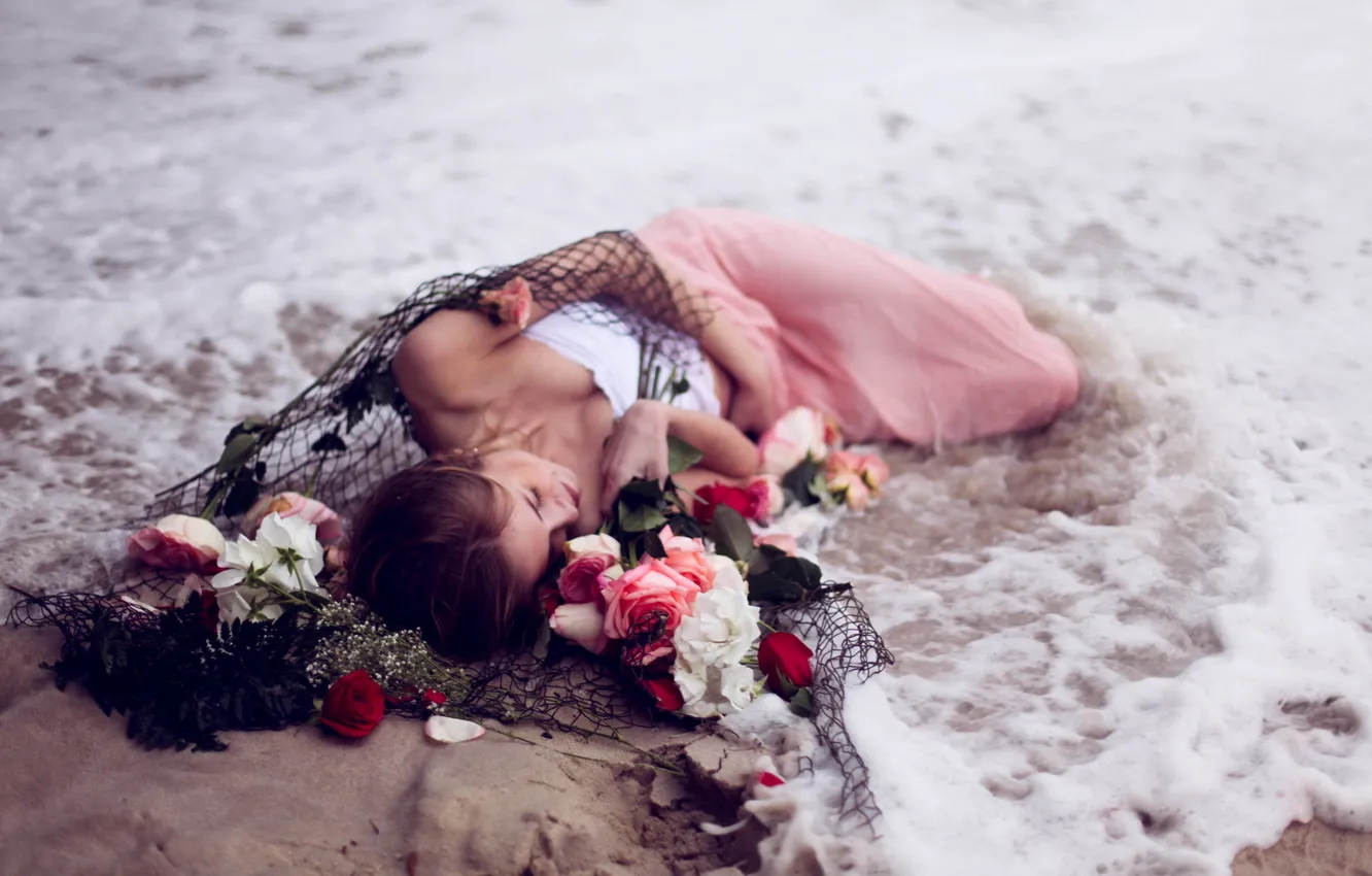 Фото обои море, девушка, цветы, сети, ситуация