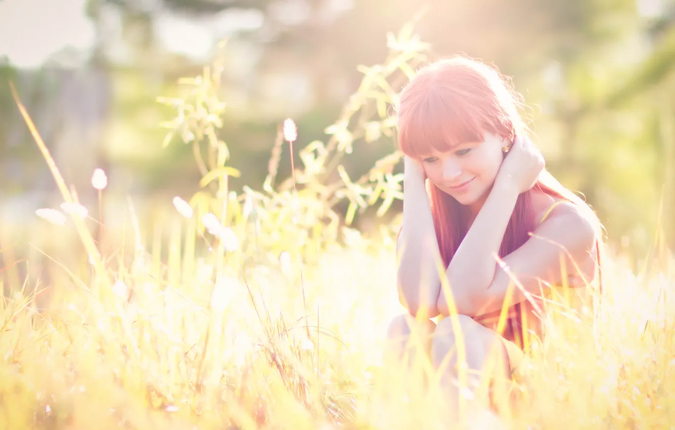 Фото обои трава, девушка, улыбка, рыжеволосая, очарование