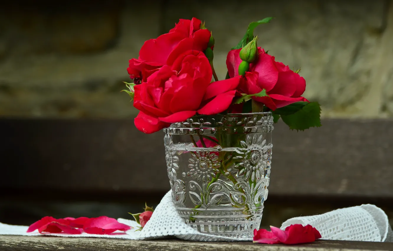 Фото обои цветы, стакан, доски, розы, ткань