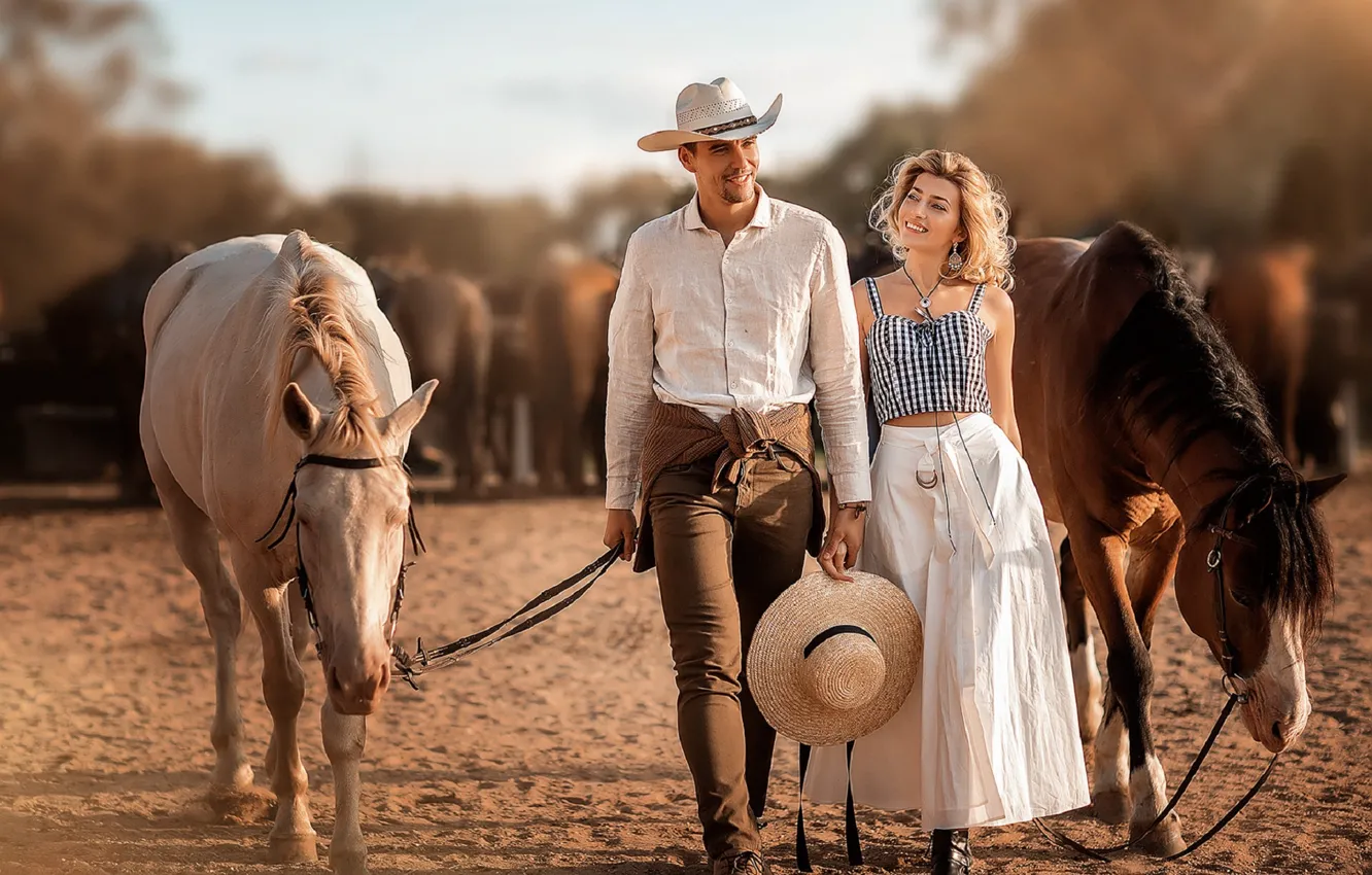 Фото обои девушка, радость, улыбка, фото, шляпа, лошади, мужчина, влюбленные