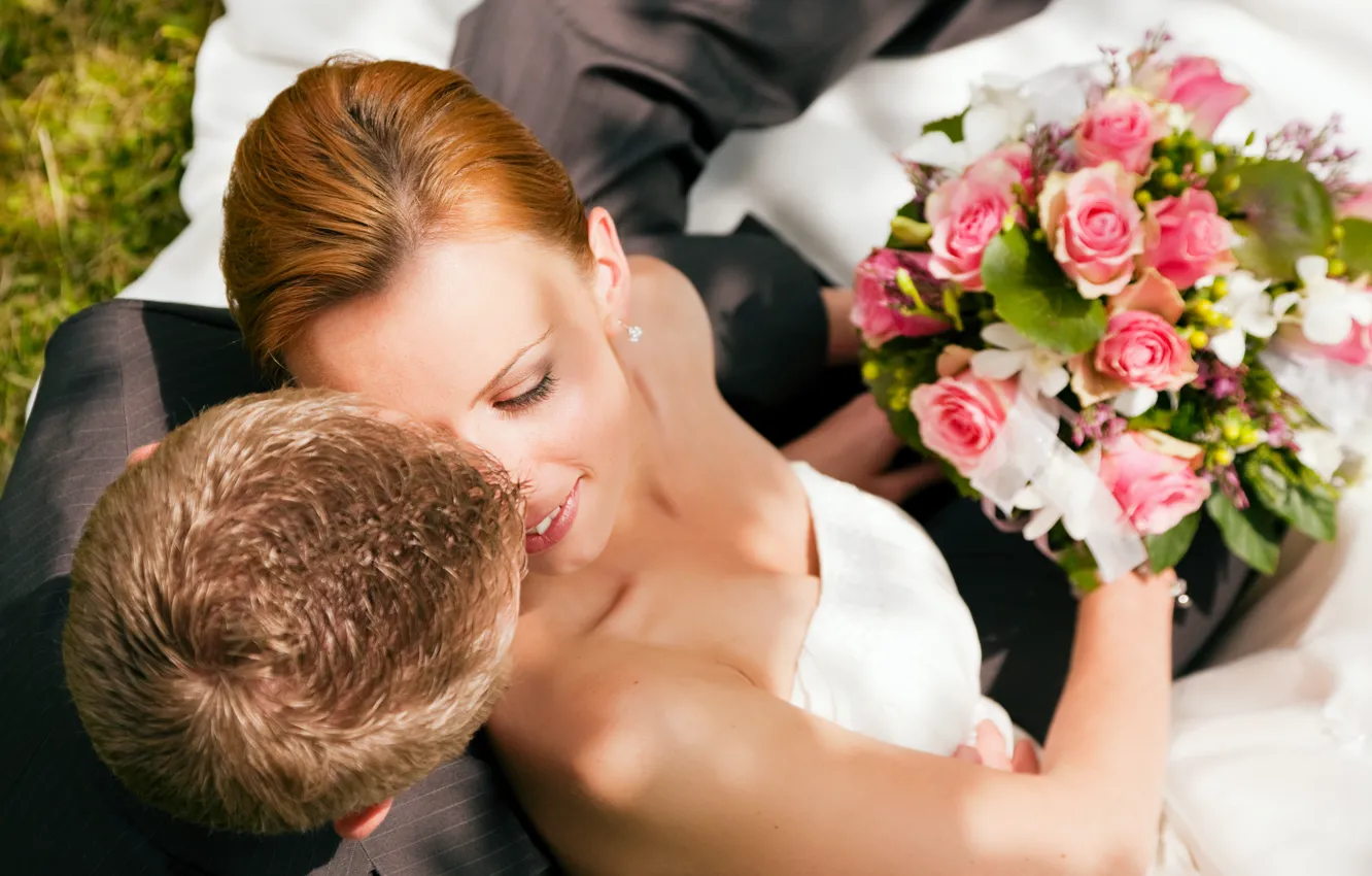 Фото обои улыбка, розы, букет, пара, невеста, свадьба, жених