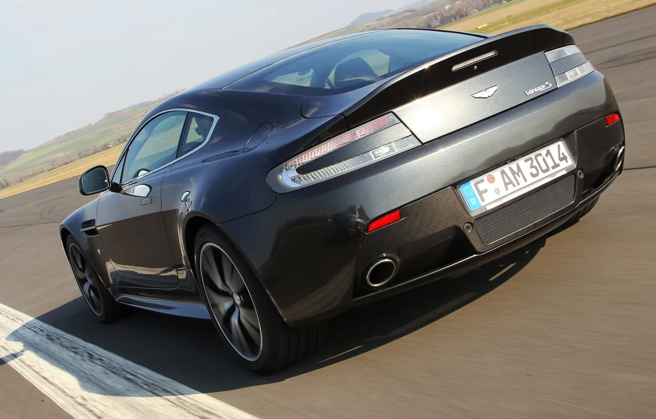 Фото обои машина, Aston Martin, скорость, Vantage, задок