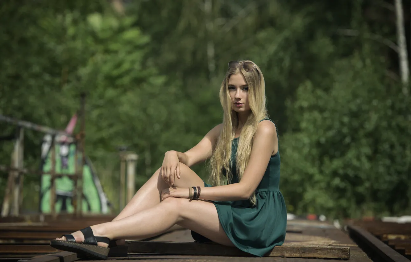 Фото обои взгляд, модель, ножки, красотка, Paula
