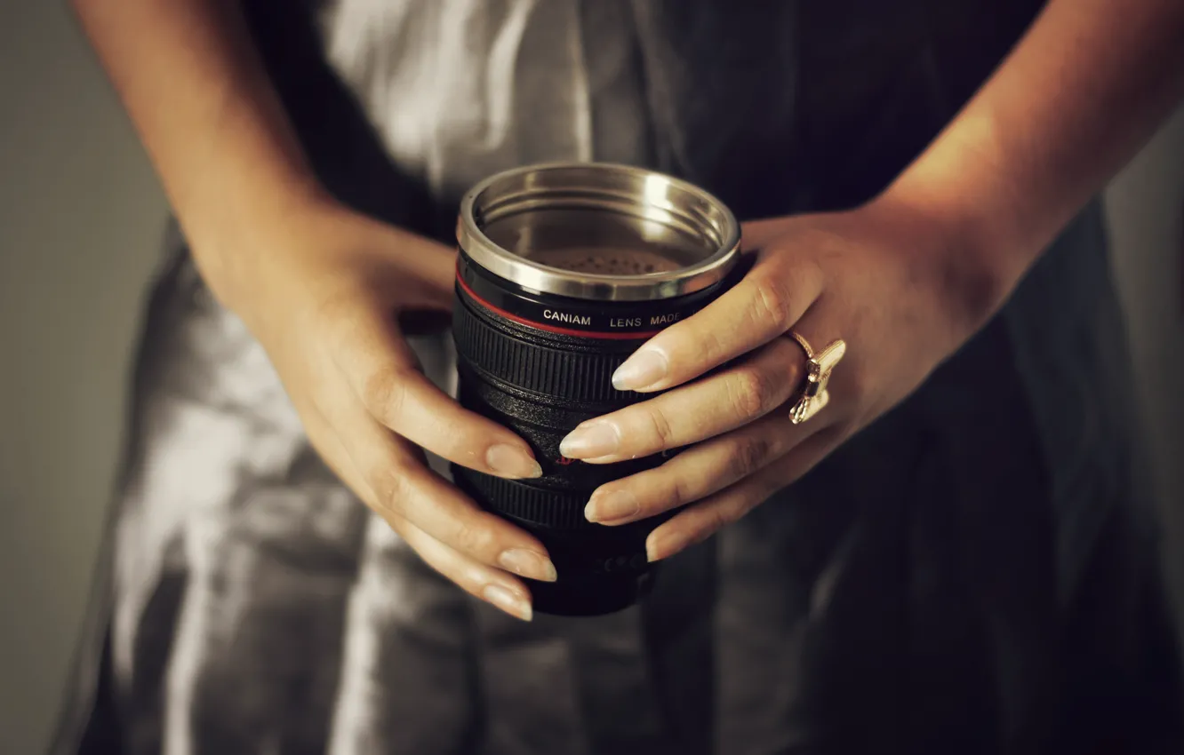 Фото обои пена, кофе, руки, кольцо, кружка
