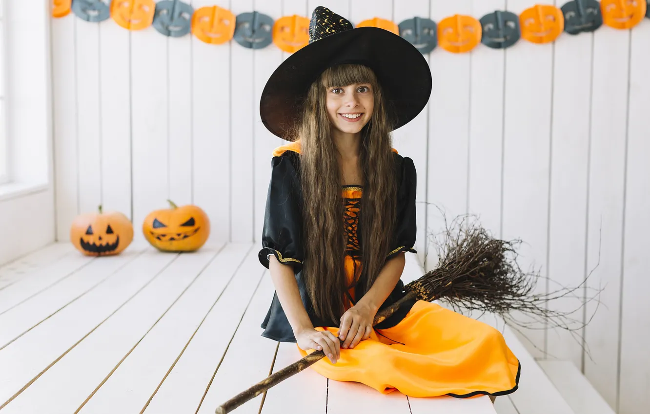 Фото обои взгляд, поза, улыбка, девочка, Halloween, тыква, Хэллоуин, метла