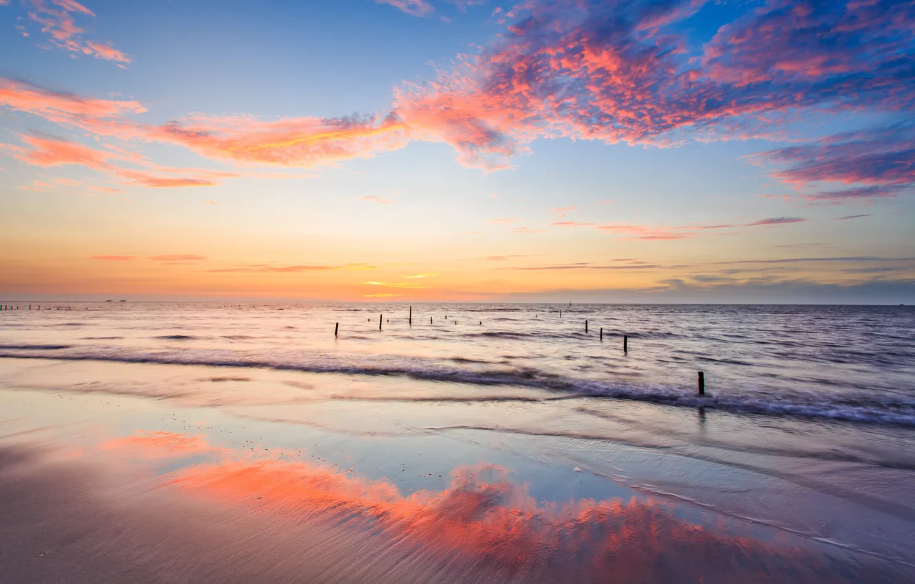 Фото обои песок, небо, облака, отражение, рассвет, берег, побережье, утро