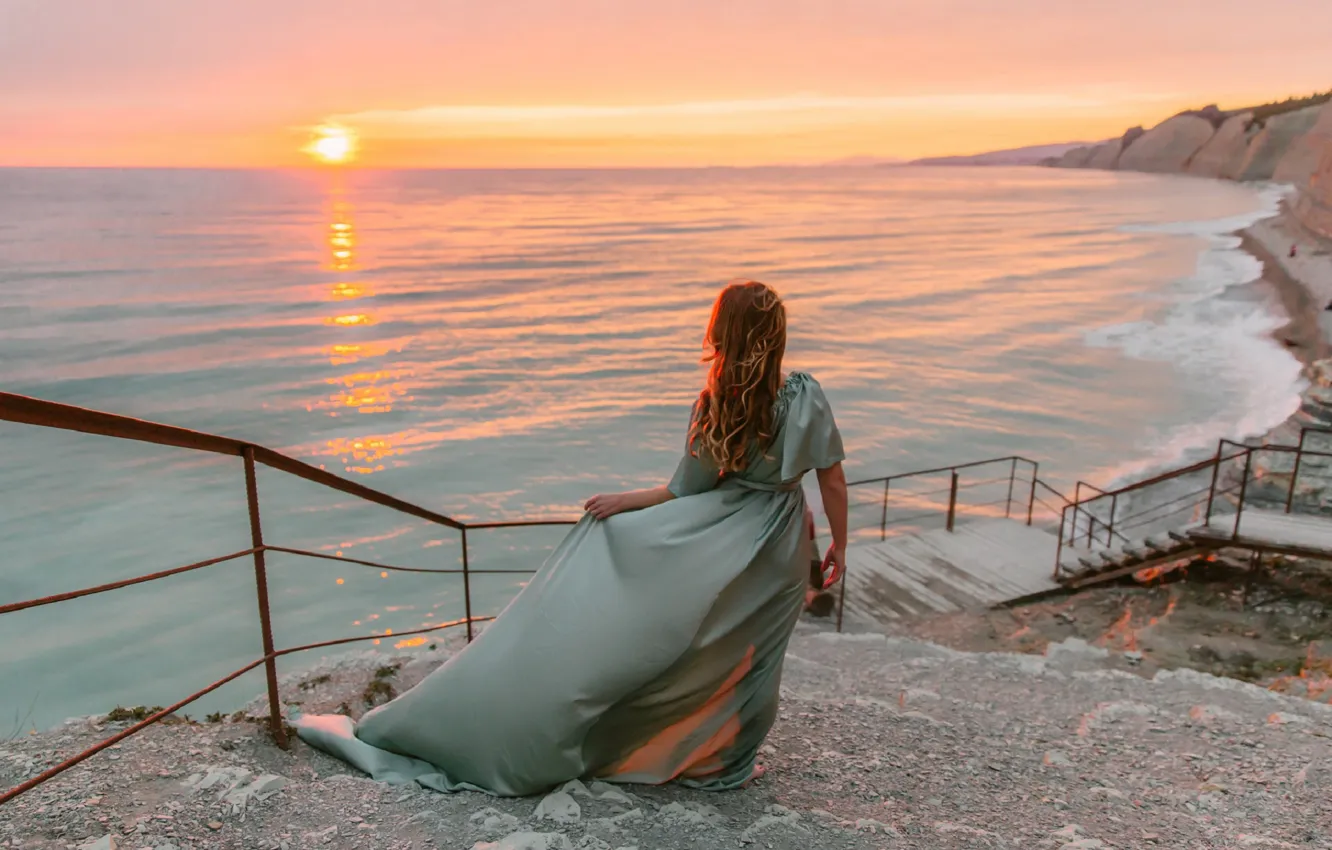 Фото обои море, девушка, закат, поза, ветер, спина, платье, лестница