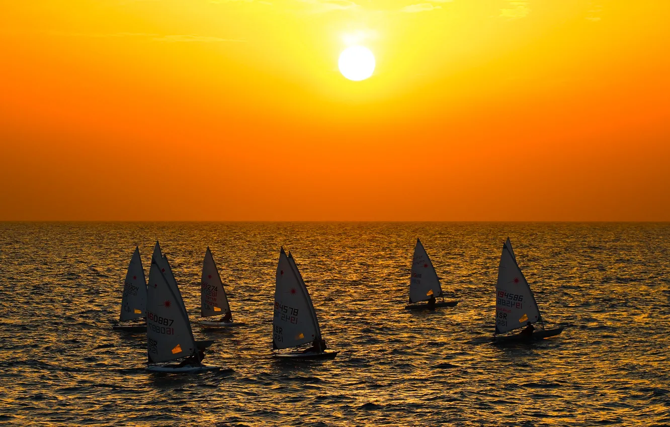 Фото обои море, небо, солнце, закат, лодка, яхта, парус, регата