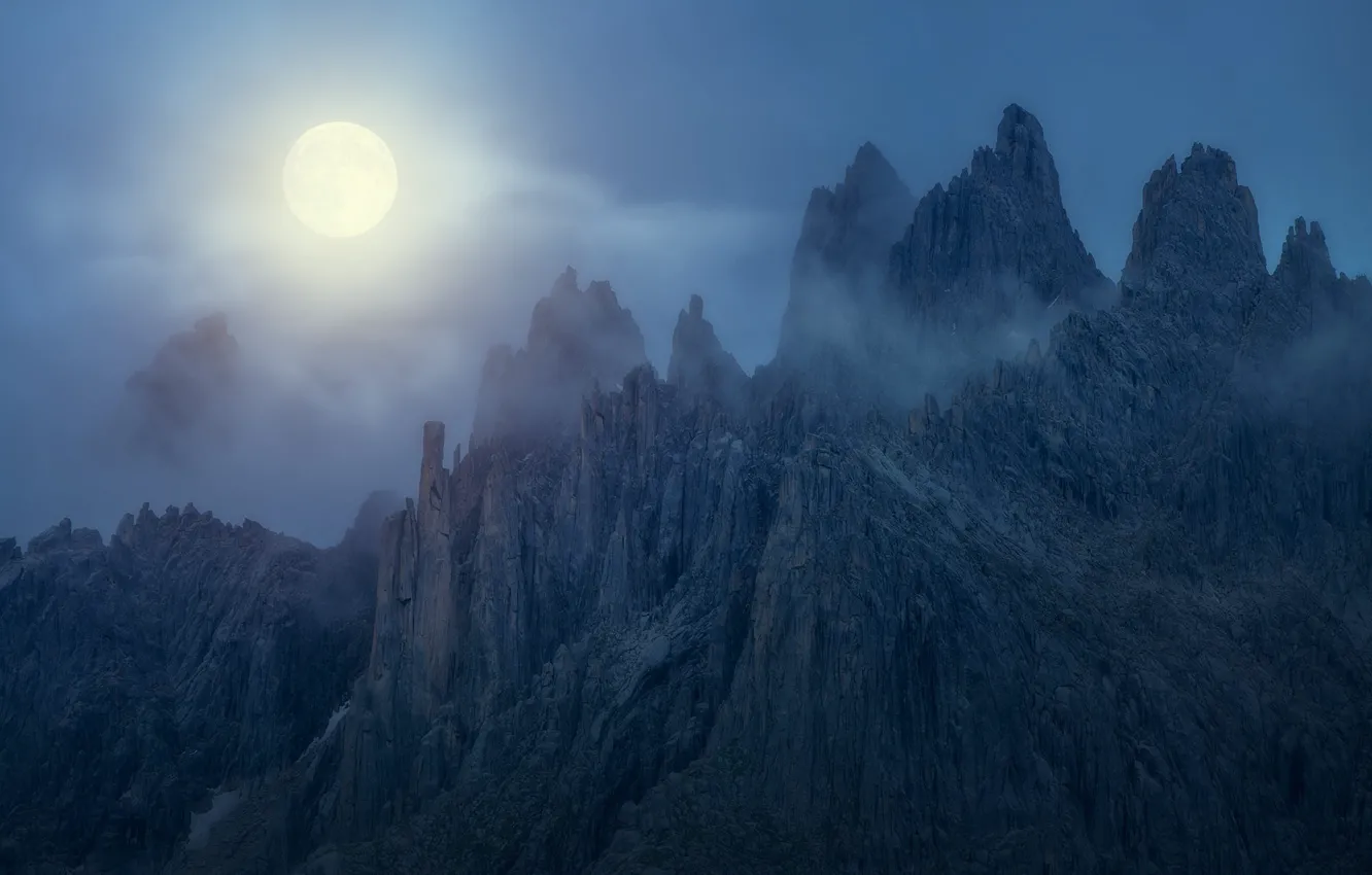 Фото обои свет, горы, ночь, туман, луна, вершины
