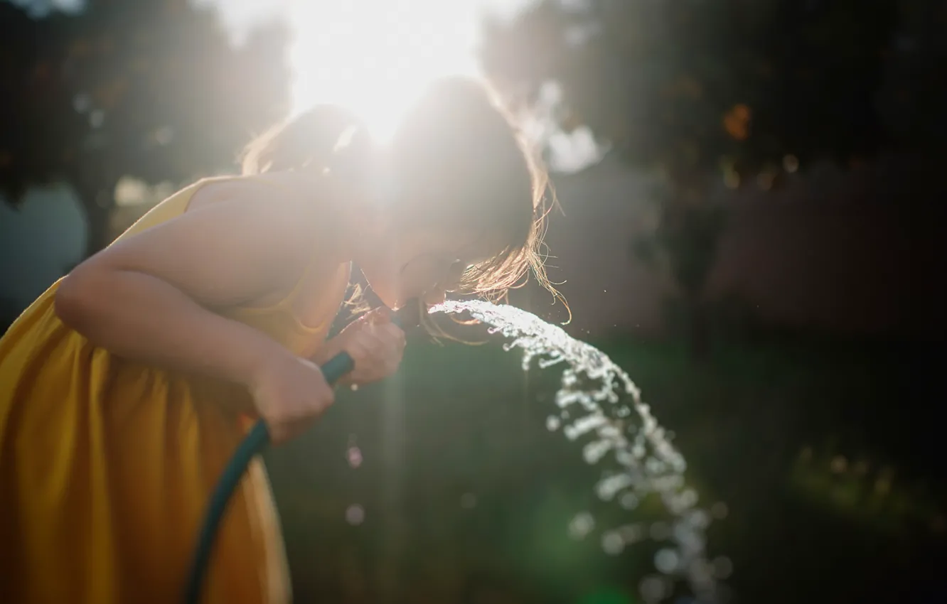 Фото обои лето, вода, жажда, девочка, шланг
