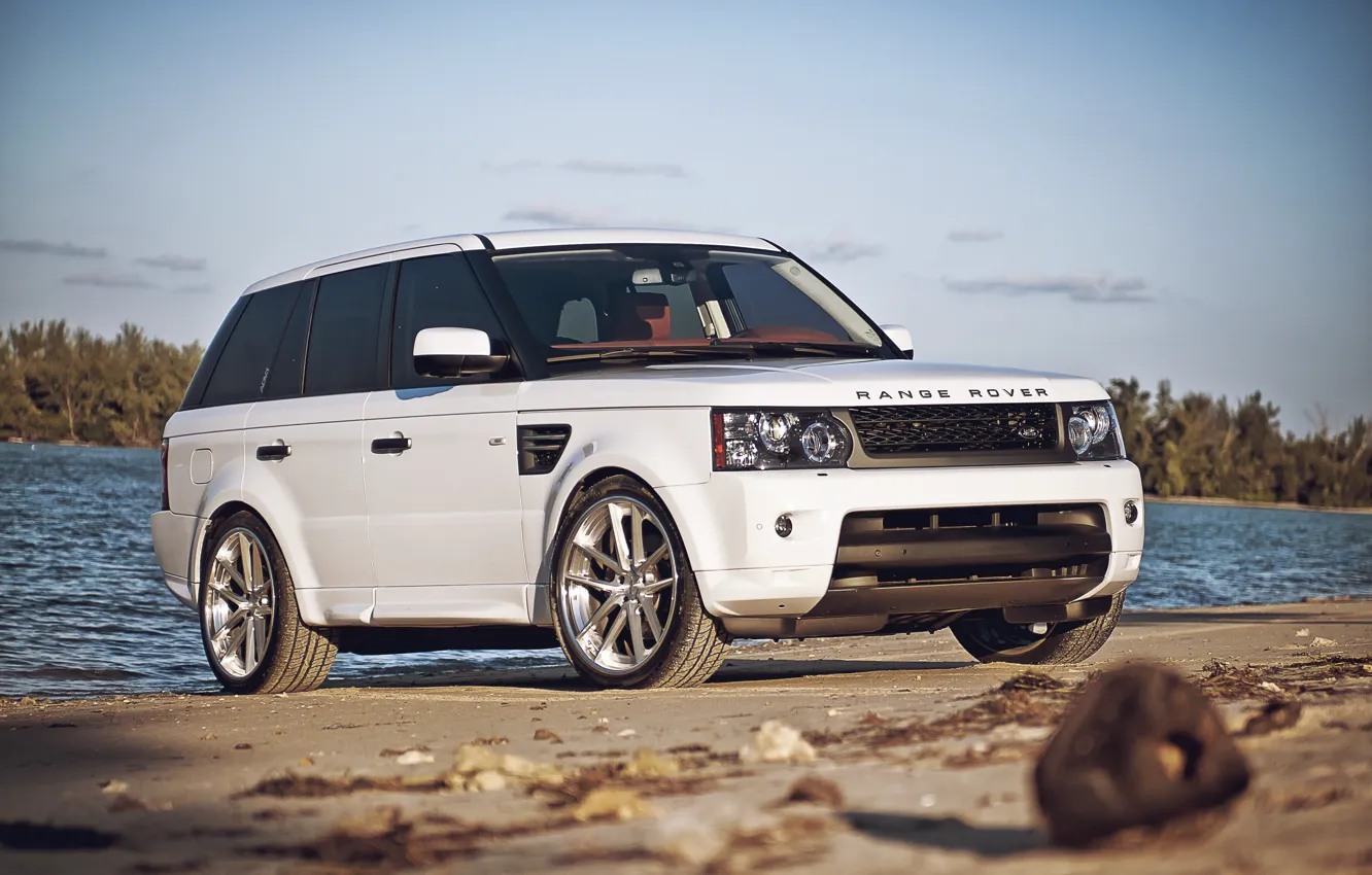 Фото обои белый, солнце, спорт, причал, white, Land Rover, Range Rover, речка