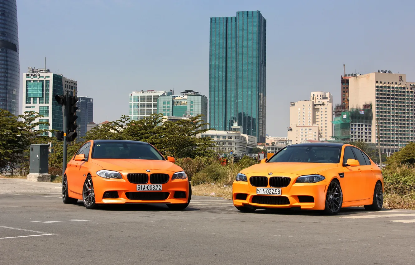 Фото обои небо, оранжевый, город, здания, бмв, BMW, вид спереди, orange