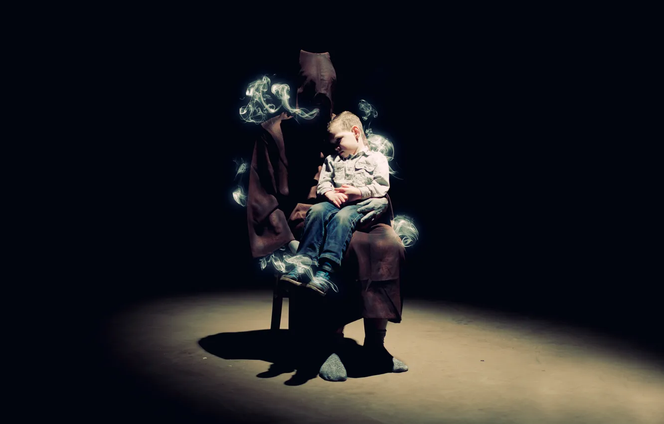 Фото обои дым, человек, стул, плащ, ребёнок, мрачно, круг света
