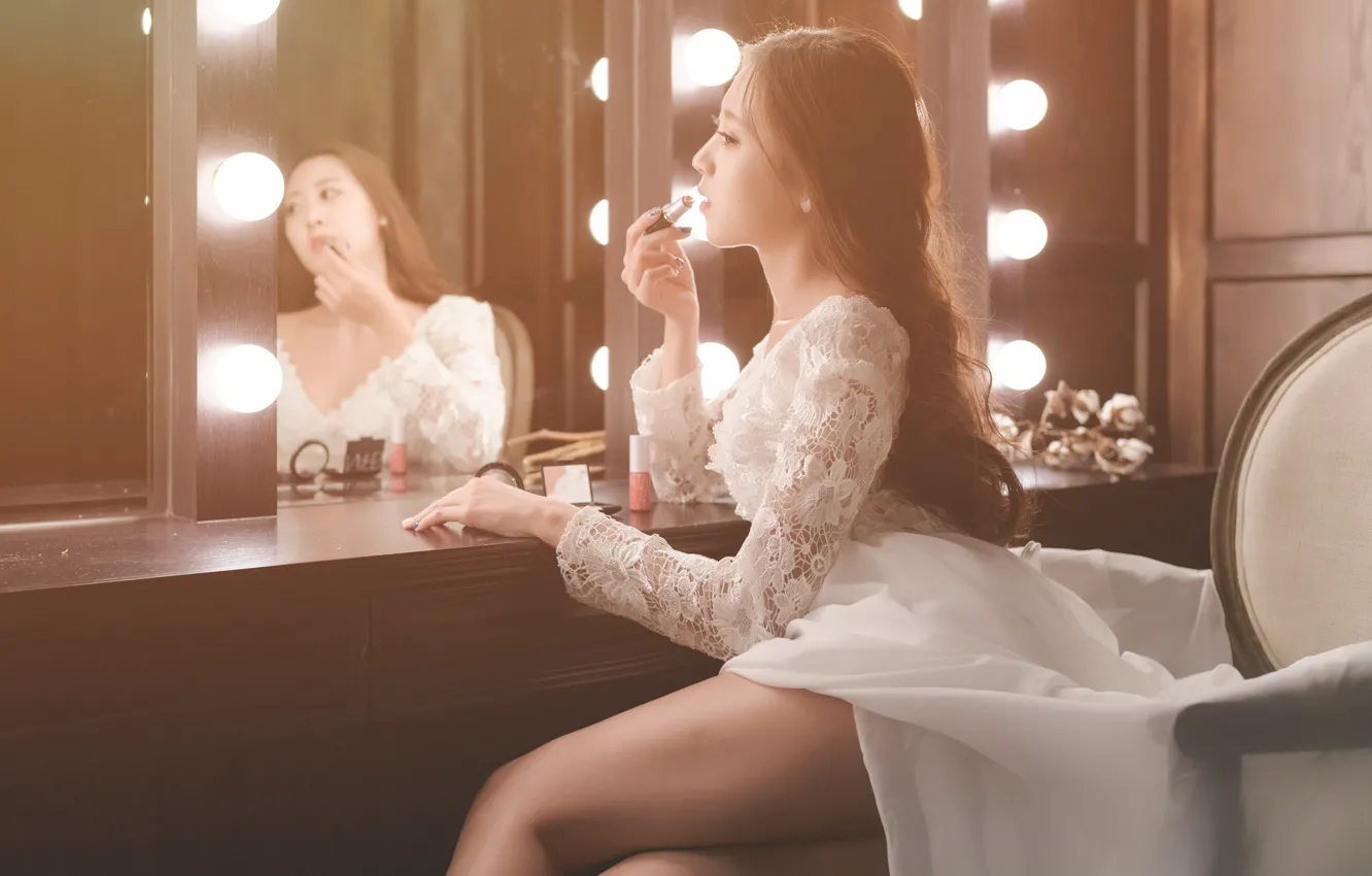 Фото обои девушка, платье, зеркало, помада, ножки, азиатка, милашка