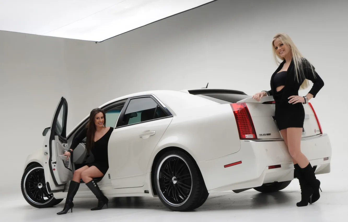 Фото обои Девушки, блондинка и брюнетка, две красивые девушки, cadillac cts 2008, брюнетка в салоне, возле авто, …
