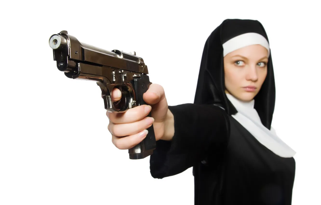 Фото обои пистолет, белый фон, монашка, страстная, монахиня