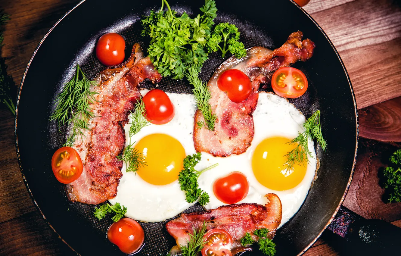 Фото обои зелень, яйца, яичница, помидоры, бекон, eggs, tomatoes, сковорода