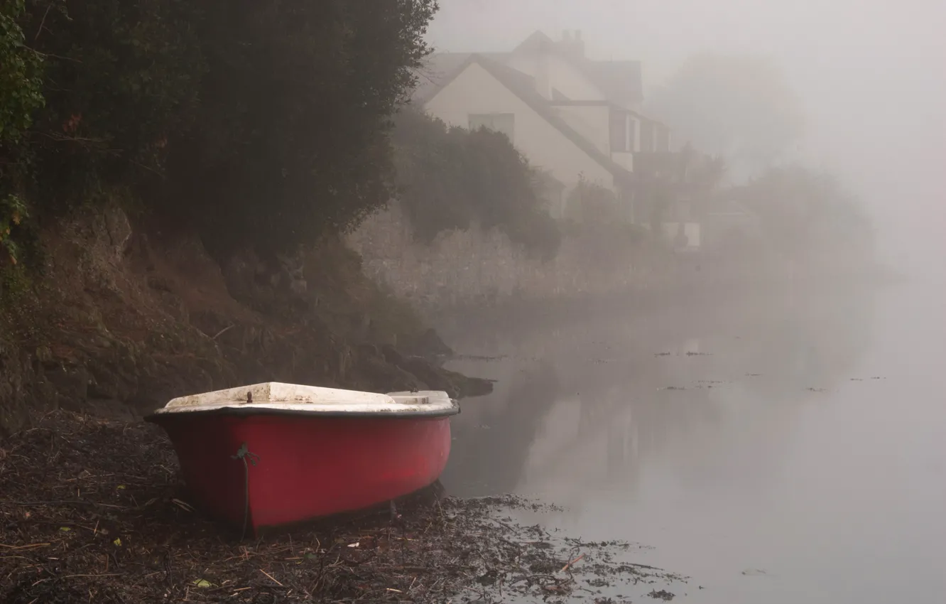 Фото обои туман, река, берег, лодка, дома, утро