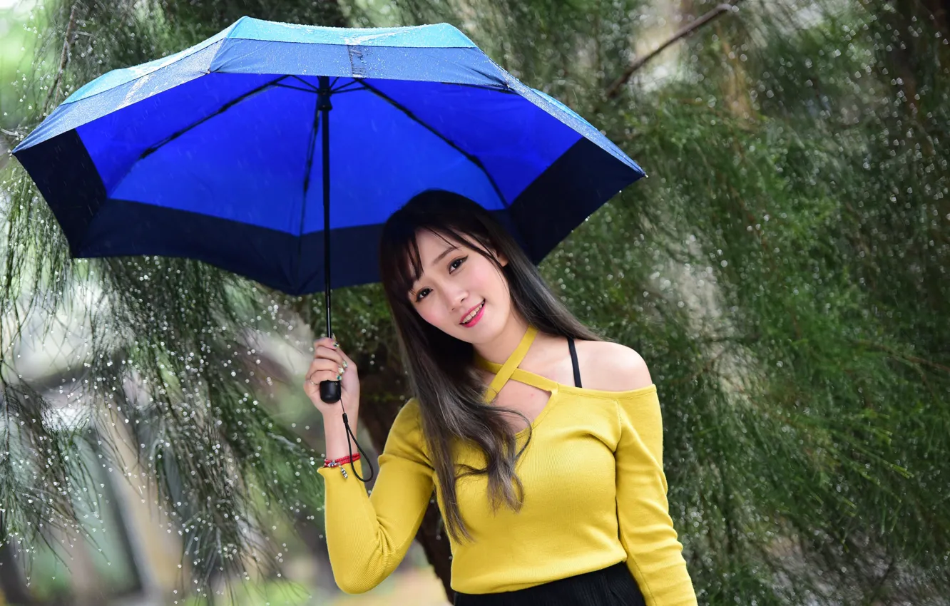 Фото обои девушка, улыбка, зонтик, дождь
