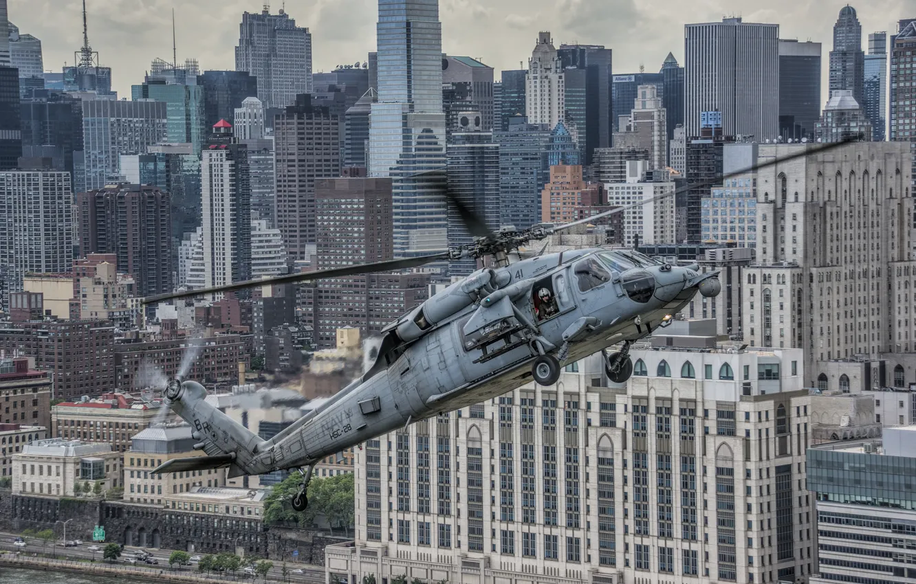 Фото обои полет, город, дома, вертолёт, небоскрёбы, многоцелевой, Sikorsky, UH-60